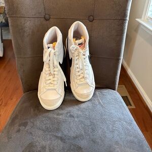 EUC Women’s Nike White Blazer 77 High Top Sneakers Size 8